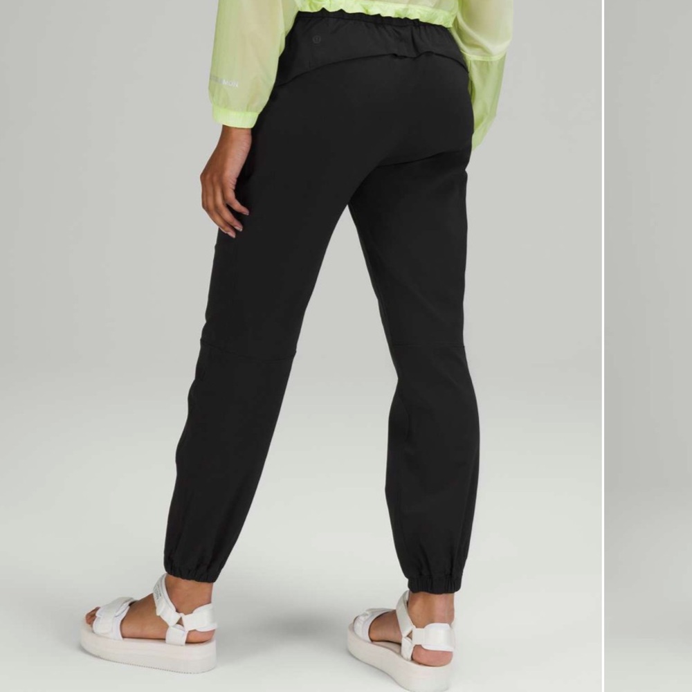 Lululemon Essential Affinity Mid Rise Jogger
Black